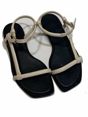 lafayette 148 New York sandals Women’s T-Strap Flat Sandals in Cream